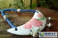 景德镇陶瓷饰品 古典月牙粉彩大花项链的工艺与市场供应